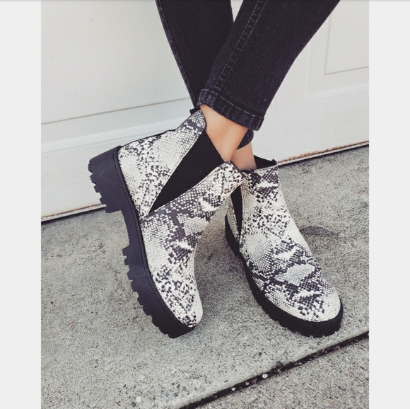 Shoes - The Reign// snake print boot
